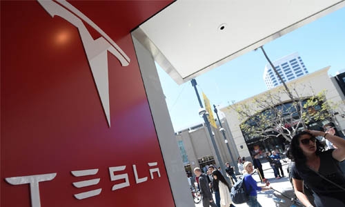 Tesla begins to deliver model for the masses