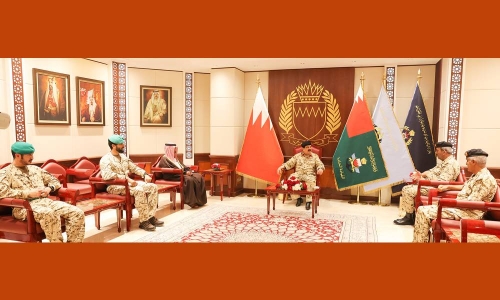 HM King Hamad commends brave servicemen of Bahrain