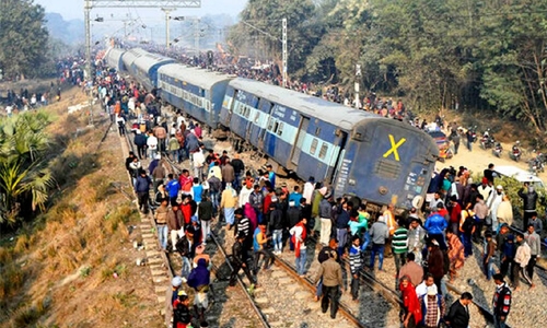 Indian train derails killing six