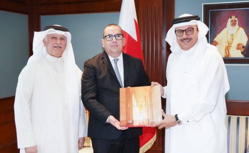 Foreign Minister receives ‘Pictures from Bahrain’ book