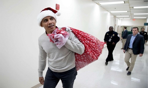 Obama delights sick children as Santa Claus in Washington