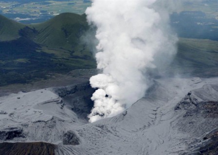 Japan warns tourists on Mount Aso after eruption