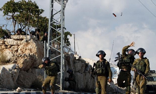 3 Palestinians try to stab Israeli soldiers, shot dead