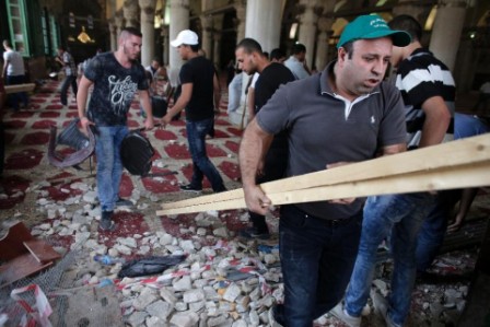 Clashes rock Jerusalem's Al Aqsa mosque compound