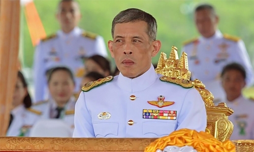 New Thai king pardons prisoners