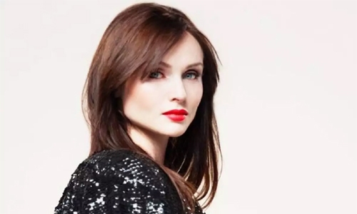 Sophie Ellis-Bextor flaunts her baby bump