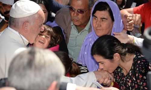 Pope Francis takes in twelve migrants to Vatican