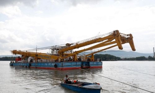 27 missing after floating crane sinks in Chinese waters