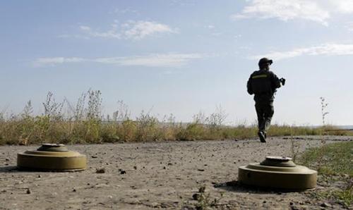 Three Ukrainian soldiers killed by landmine in east