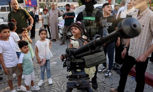 Hamas displays weapons for first time, welcomes public to take photos 