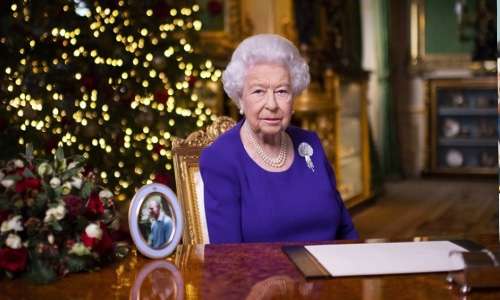 Queen Elizabeth pays tribute to ‘kindness of strangers’