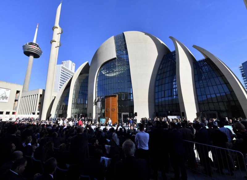 Rival rallies as Erdogan opens mosque in Cologne