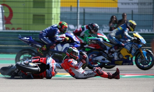 Dovizioso quickest in Thai practice, Lorenzo crashes