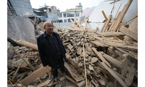 Survivors brave freezing cold after China quake kills 131