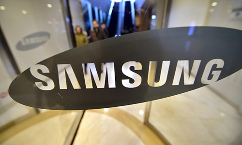 Samsung holds lead in flat global smartphone market