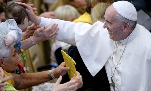 Pope asks missionary doctors to pray he becomes 'poorer'