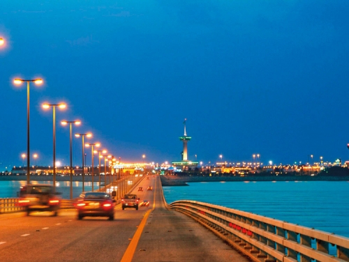 Bahraini trucks allowed to transit through causeway