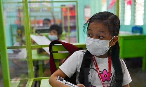Dozens injured as 5,000 stampede during school cash handout in Philippines