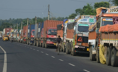 Trucks cross Nepal border as blocked checkpoint reopens