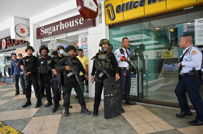 Manila mall hostage-taker surrenders, frees hostages