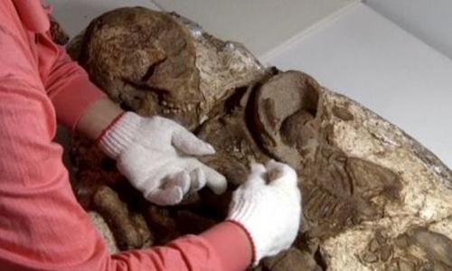 4,800-year-old fossil of mom holding infant discovered 