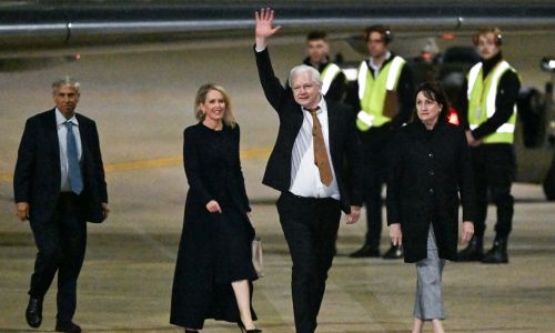 Assange returns to Australia