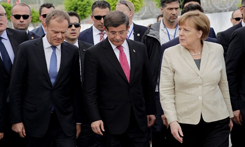 Turkey PM pressures Merkel on visa-free travel in migrant deal