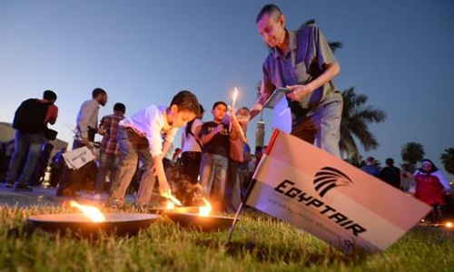 Hundreds in candlelight vigil for EgyptAir crash victims