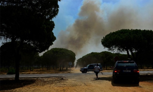 Fire licks Spanish nature reserve, 1,800 evacuated