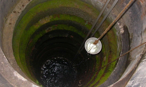 Couple jumps into well, girl survives