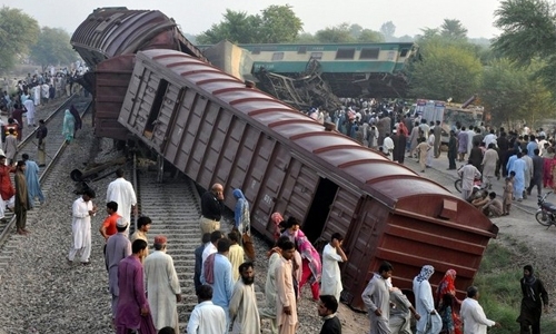 Pakistan train crash kills four, injures 100