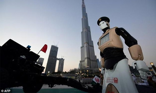 First robotic cop joins Dubai police