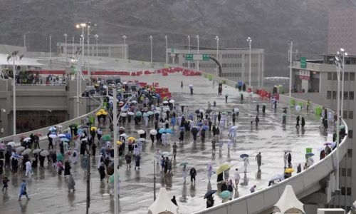 Rare rain delights hajj pilgrims in Mina amid extreme summer heat
