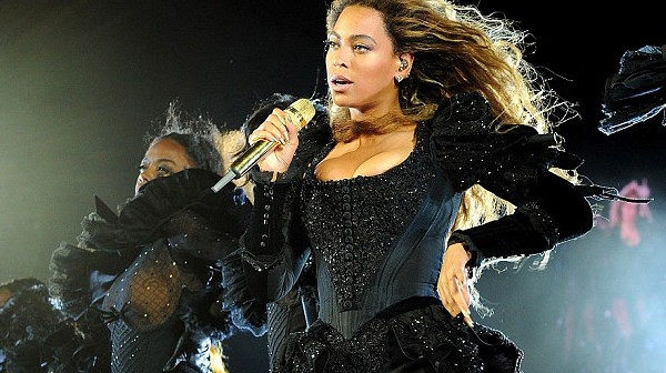 Beyonce rescued by ladder after stage malfunction