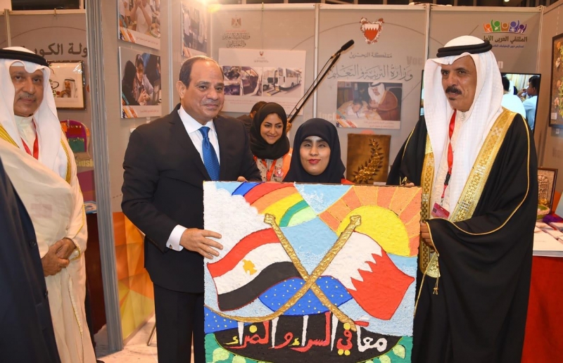 President Sisi visits Bahrain’s pavilion at Arab Forum
