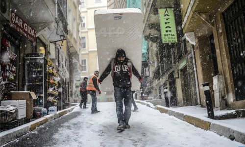 Heavy snowfall paralyses Istanbul