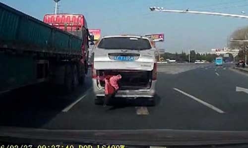 Video shows toddler falling from minivan onto highway