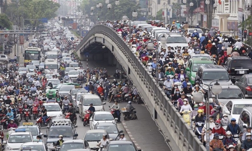 11 dead in Vietnam bus crash