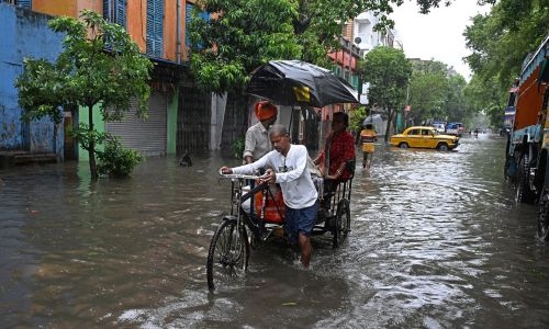 Sixteen dead after cyclone batters Bangladesh, India