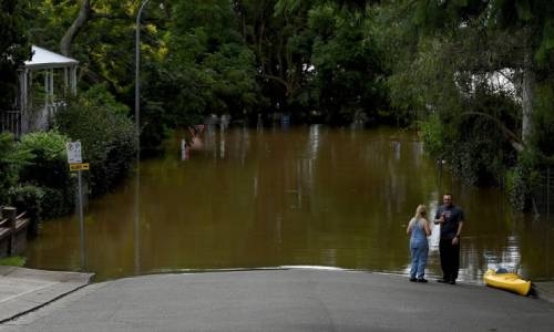 Thousands of Australians return to 'uninhabitable' homes as floods recede