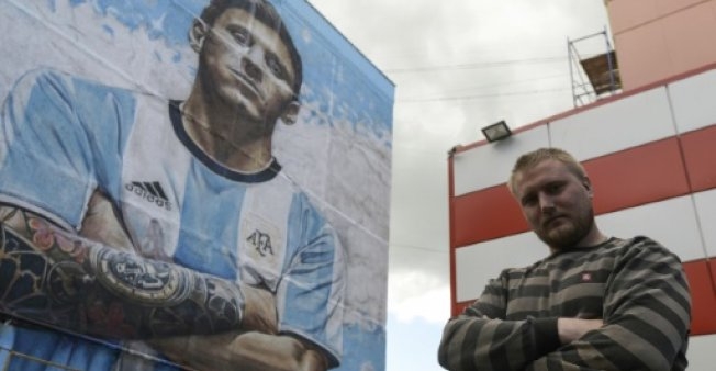  Giant mural tribute to Messi