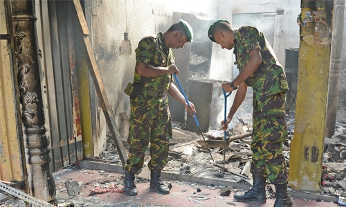 Srilankan police runs to defuse bombs