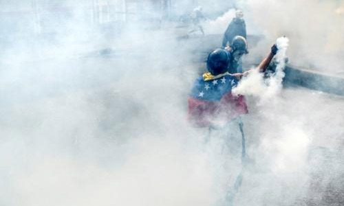 Fresh Venezuela clashes after man set alight