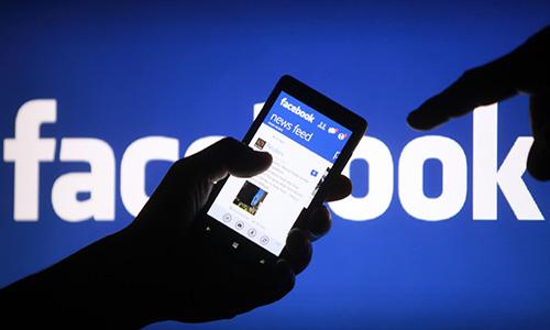 Facebook expands smartphone alerts to news, weather