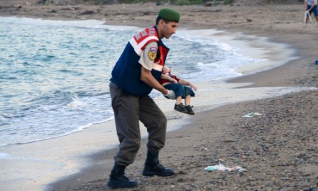 IS uses images of drowned toddler to warn refugees