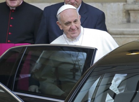 Obama to give pope a rare personal welcome