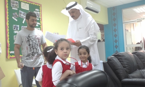 Minister inspect registration of Bahrain primary schools