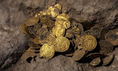 UK couple find £250,000 of gold coins under kitchen floor