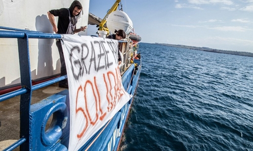 Rescued Sea Watch migrants to land in Italy after deal