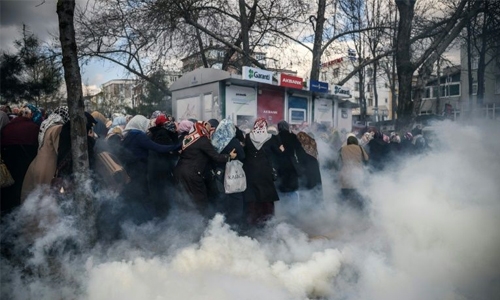 Turkey police plastic bullets at opposition paper rally